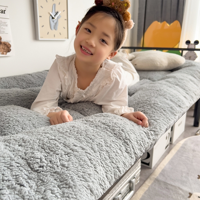 91家纺网 家纺一手货源 找家纺 缦纱 2025新款保暖羊羔绒暖冬床垫学生季宿舍床垫-学生床垫 灰色