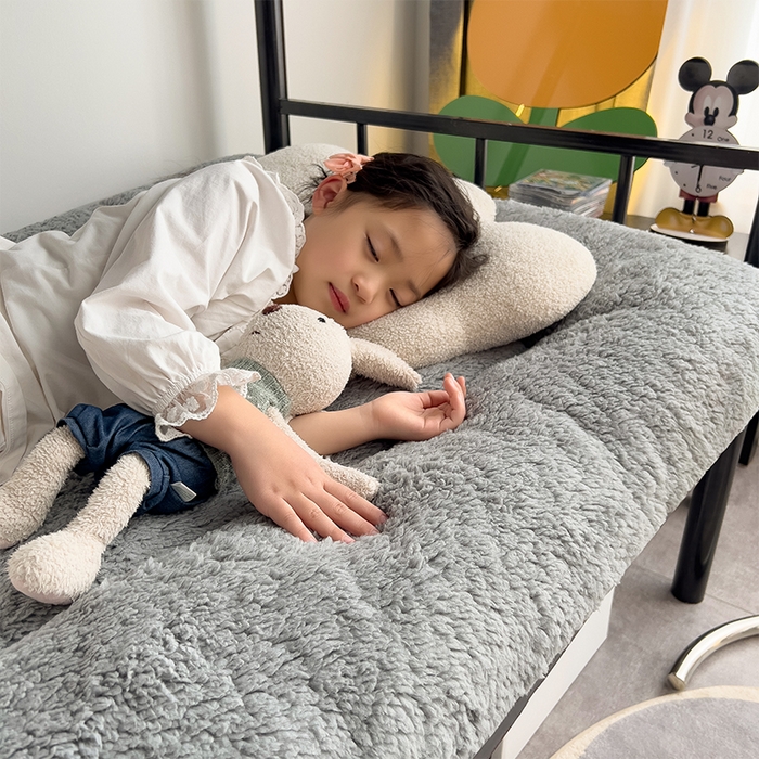 91家纺网 家纺一手货源 找家纺 缦纱 2025新款保暖羊羔绒暖冬床垫学生季宿舍床垫-学生床垫 灰色