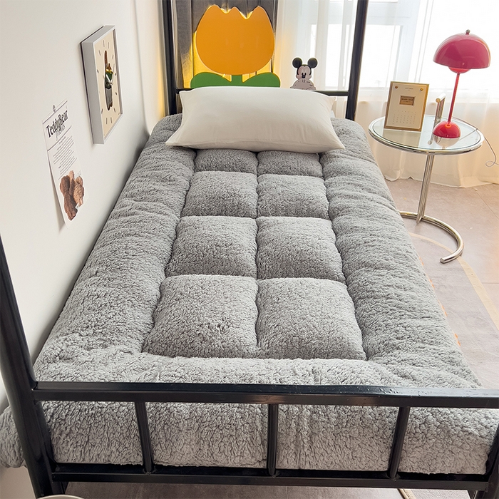 91家纺网 家纺一手货源 找家纺 缦纱 2025新款保暖羊羔绒暖冬床垫学生季宿舍床垫-学生床垫 灰色