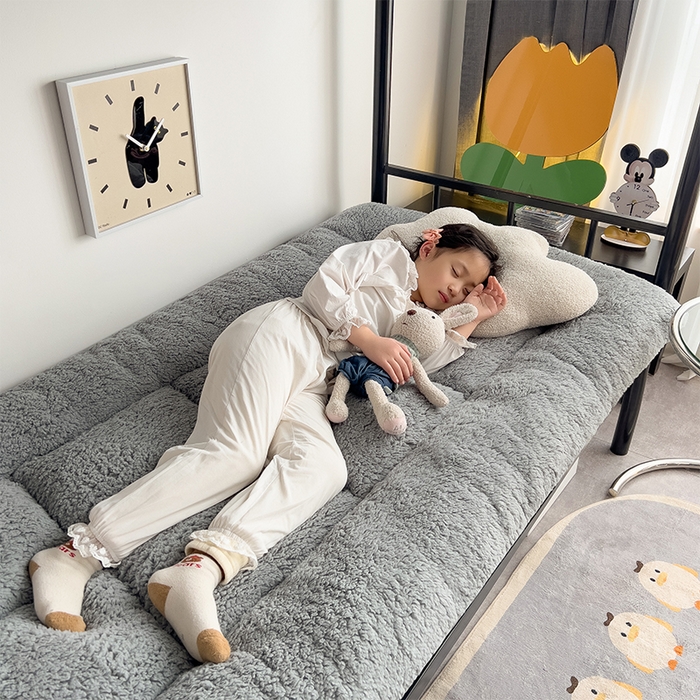 91家纺网 家纺一手货源 找家纺 缦纱 2025新款保暖羊羔绒暖冬床垫学生季宿舍床垫-学生床垫 灰色