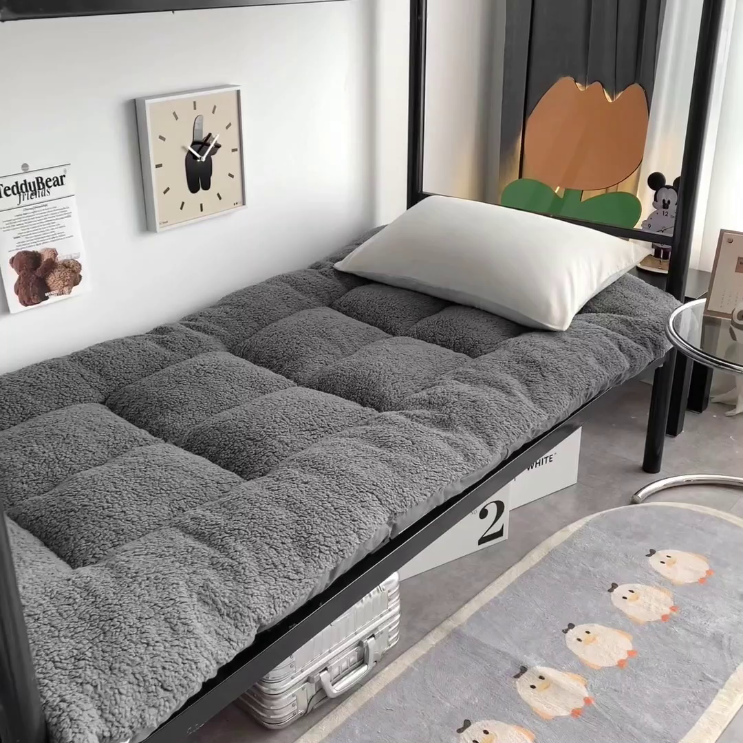 91家纺网 家纺一手货源 找家纺 缦纱 2025新款保暖羊羔绒暖冬床垫学生季宿舍床垫-学生床垫 灰色