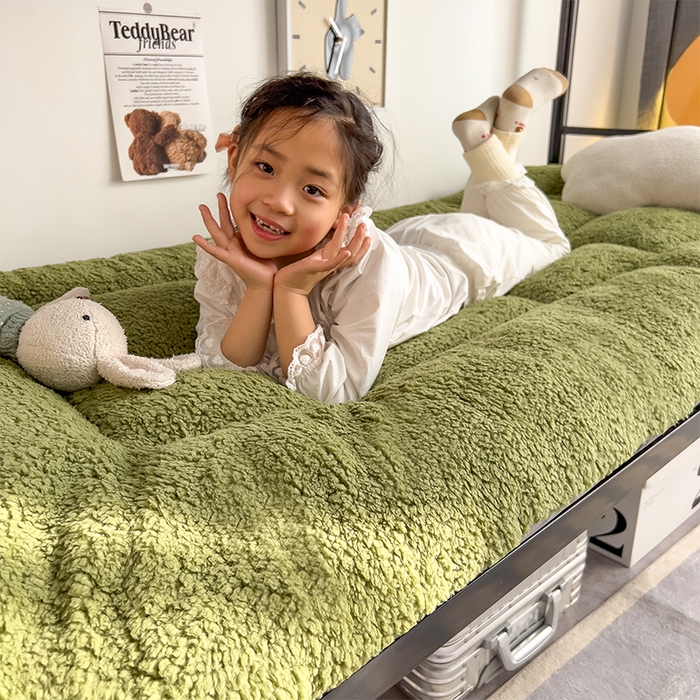 91家纺网 家纺一手货源 找家纺 缦纱 2025新款保暖羊羔绒暖冬床垫学生季宿舍床垫-学生床垫 绿色