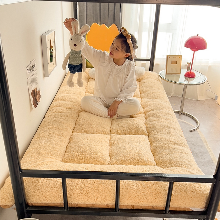 91家纺网 家纺一手货源 找家纺 缦纱 2025新款保暖羊羔绒暖冬床垫学生季宿舍床垫-学生床垫 驼色