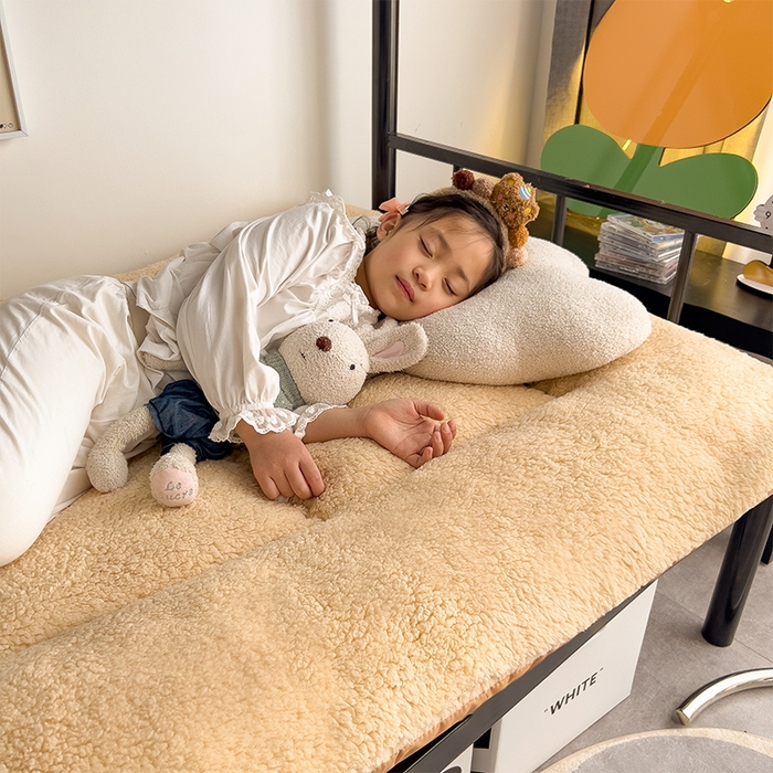 91家纺网 家纺一手货源 找家纺 缦纱 2025新款保暖羊羔绒暖冬床垫学生季宿舍床垫-学生床垫 驼色