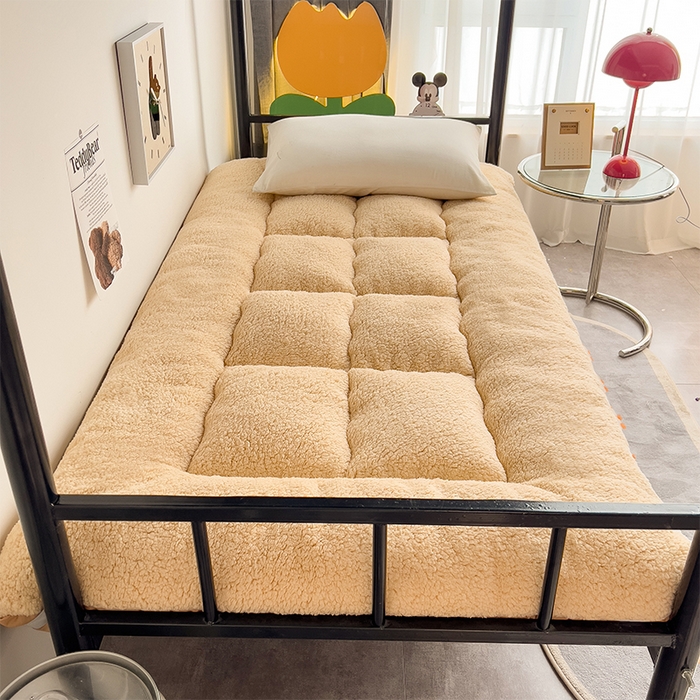 91家纺网 家纺一手货源 找家纺 缦纱 2025新款保暖羊羔绒暖冬床垫学生季宿舍床垫-学生床垫 驼色