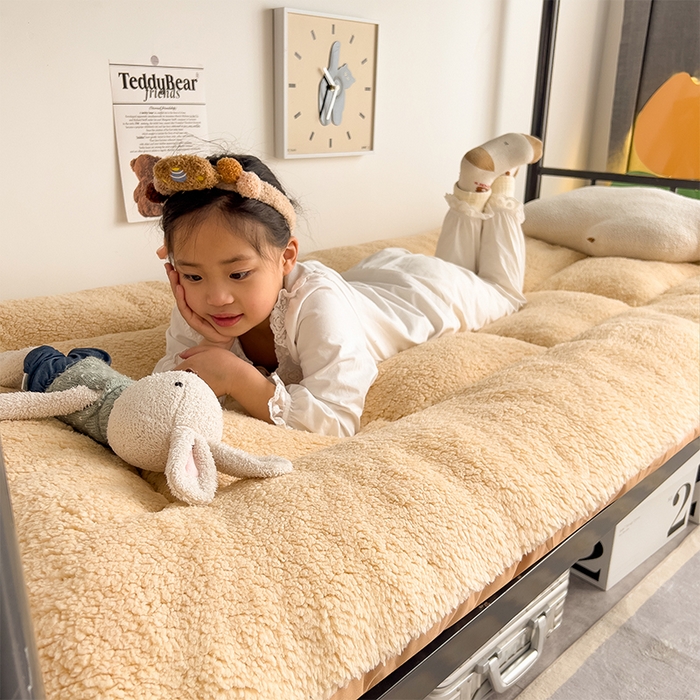 91家纺网 家纺一手货源 找家纺 缦纱 2025新款保暖羊羔绒暖冬床垫学生季宿舍床垫-学生床垫 驼色