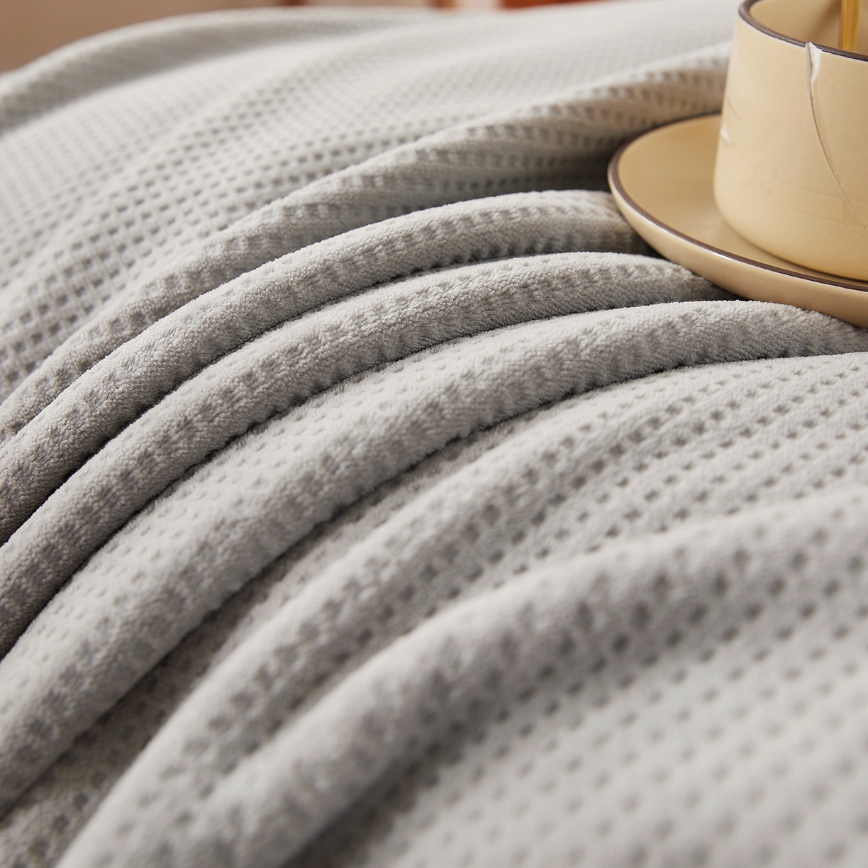 91家纺网 家纺一手货源 找家纺 莱家富 2026新款500克加厚A类华夫格牛奶绒双面毛毯轻奢休闲盖毯子多尺寸多功能午睡办 都市灰