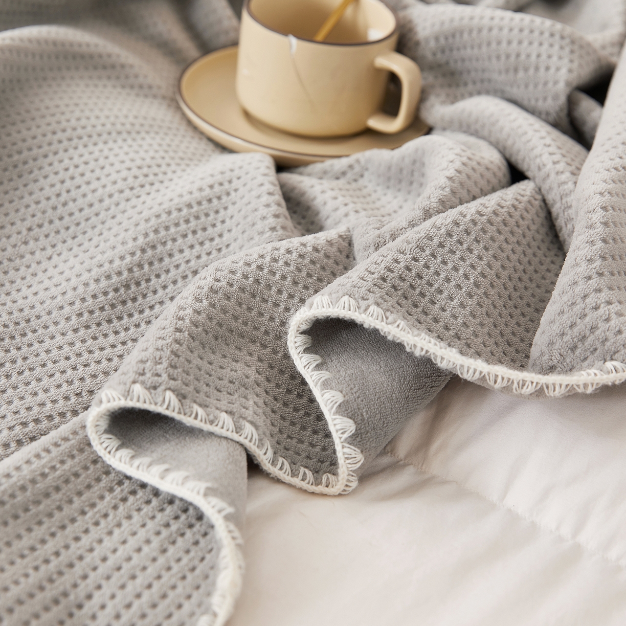 91家纺网 家纺一手货源 找家纺 莱家富 2026新款500克加厚A类华夫格牛奶绒双面毛毯轻奢休闲盖毯子多尺寸多功能午睡办 都市灰