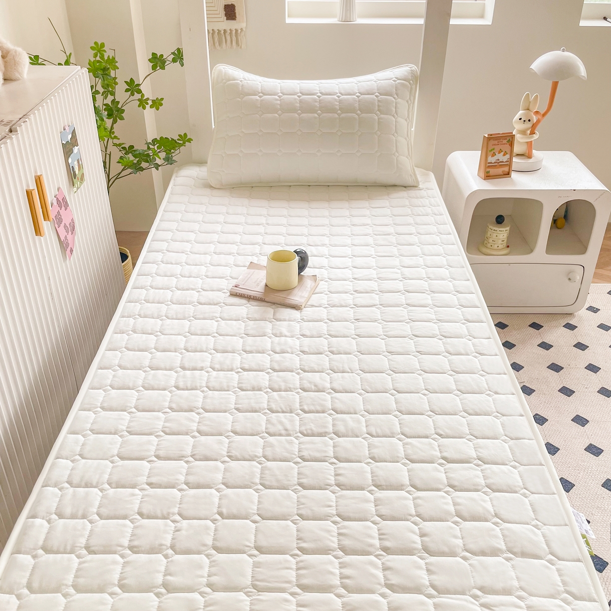 91家纺网 家纺一手货源 找家纺 锦眠床笠 2025新款亲肤面包格夹棉床笠-学生图 面包格-白