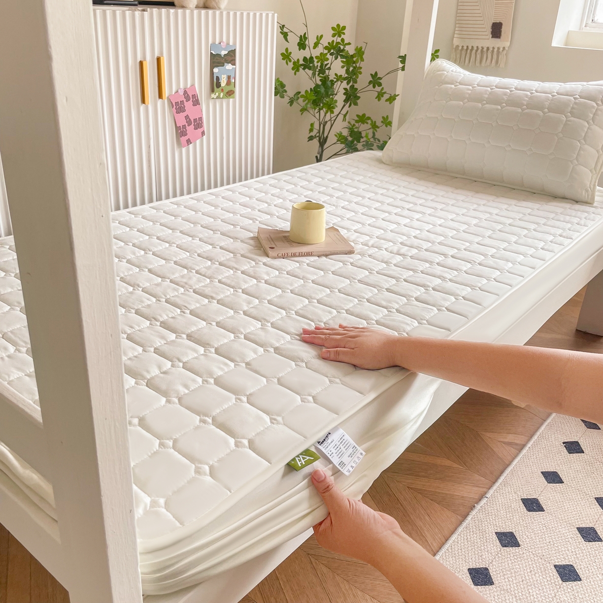 91家纺网 家纺一手货源 找家纺 锦眠床笠 2025新款亲肤面包格夹棉床笠-学生图 面包格-白