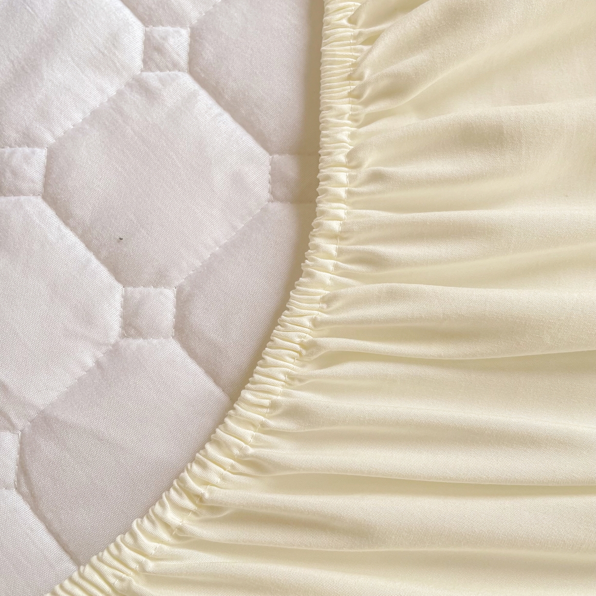 91家纺网 家纺一手货源 找家纺 锦眠床笠 2025新款亲肤面包格夹棉床笠-学生图 面包格-白