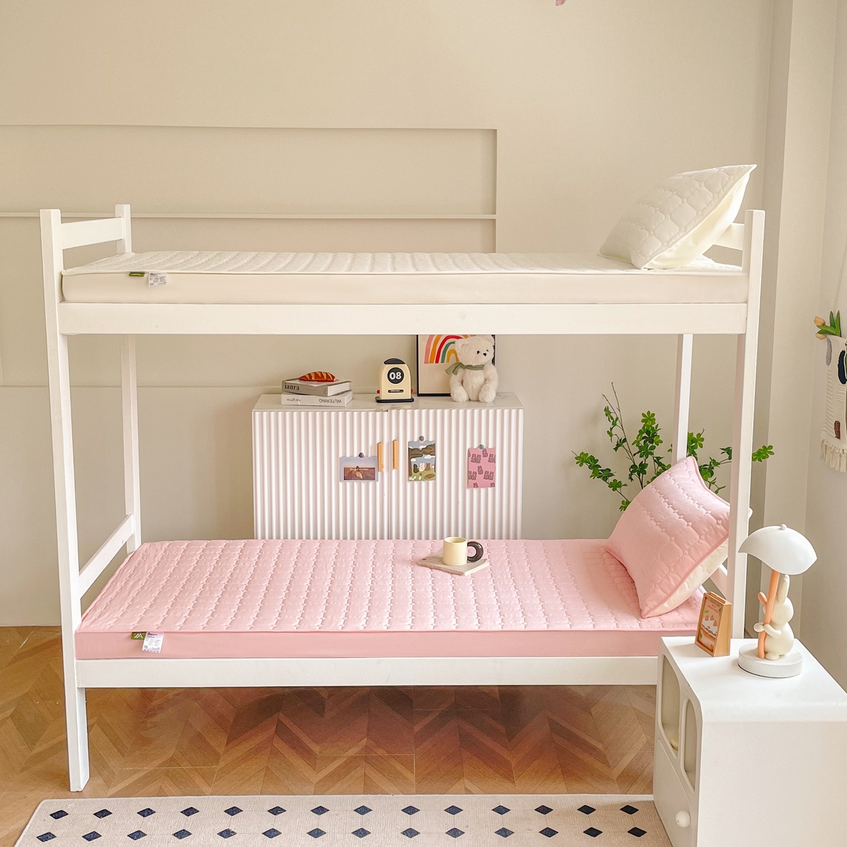 91家纺网 家纺一手货源 找家纺 锦眠床笠 2025新款亲肤面包格夹棉床笠-学生图 面包格-粉