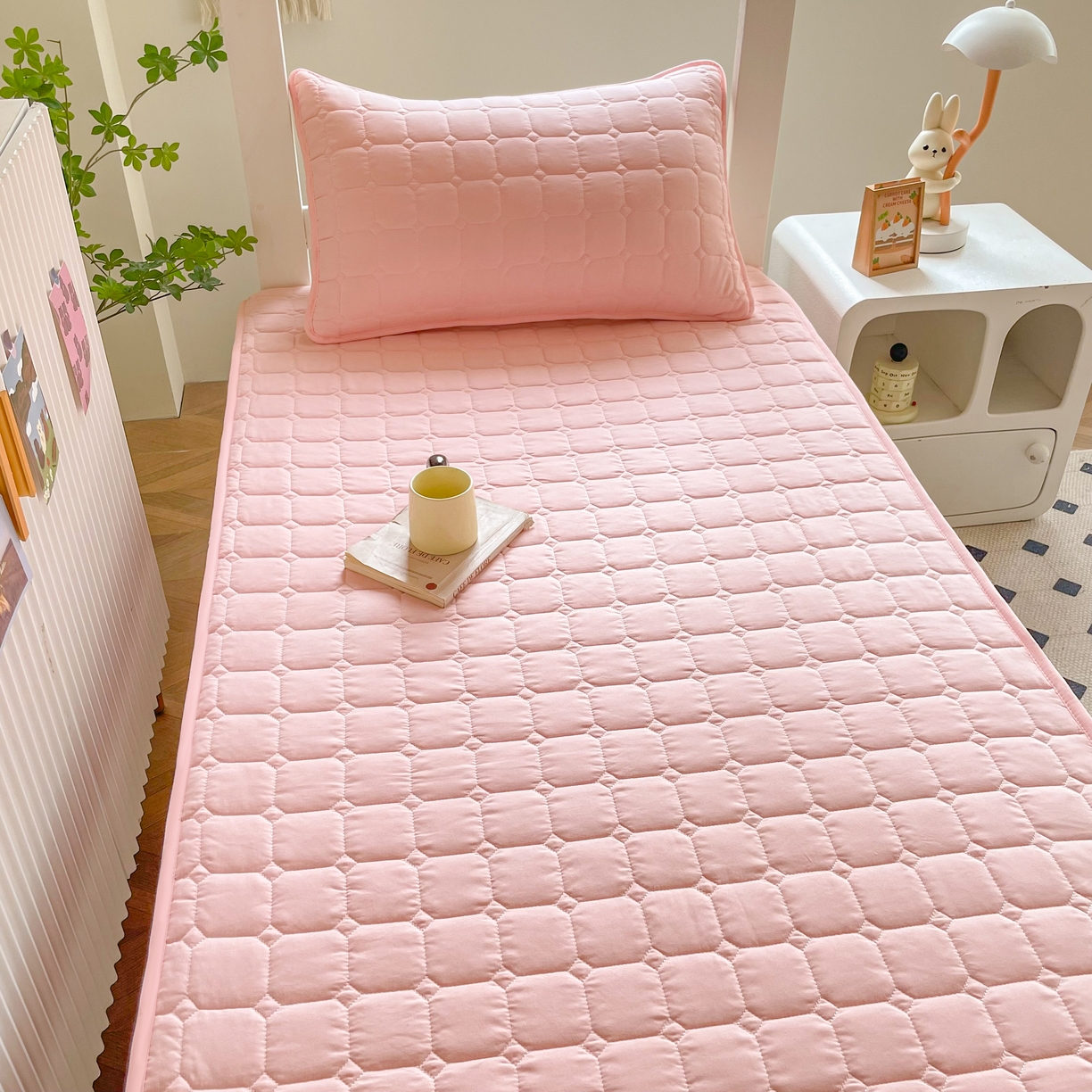 91家纺网 家纺一手货源 找家纺 锦眠床笠 2025新款亲肤面包格夹棉床笠-学生图 面包格-粉