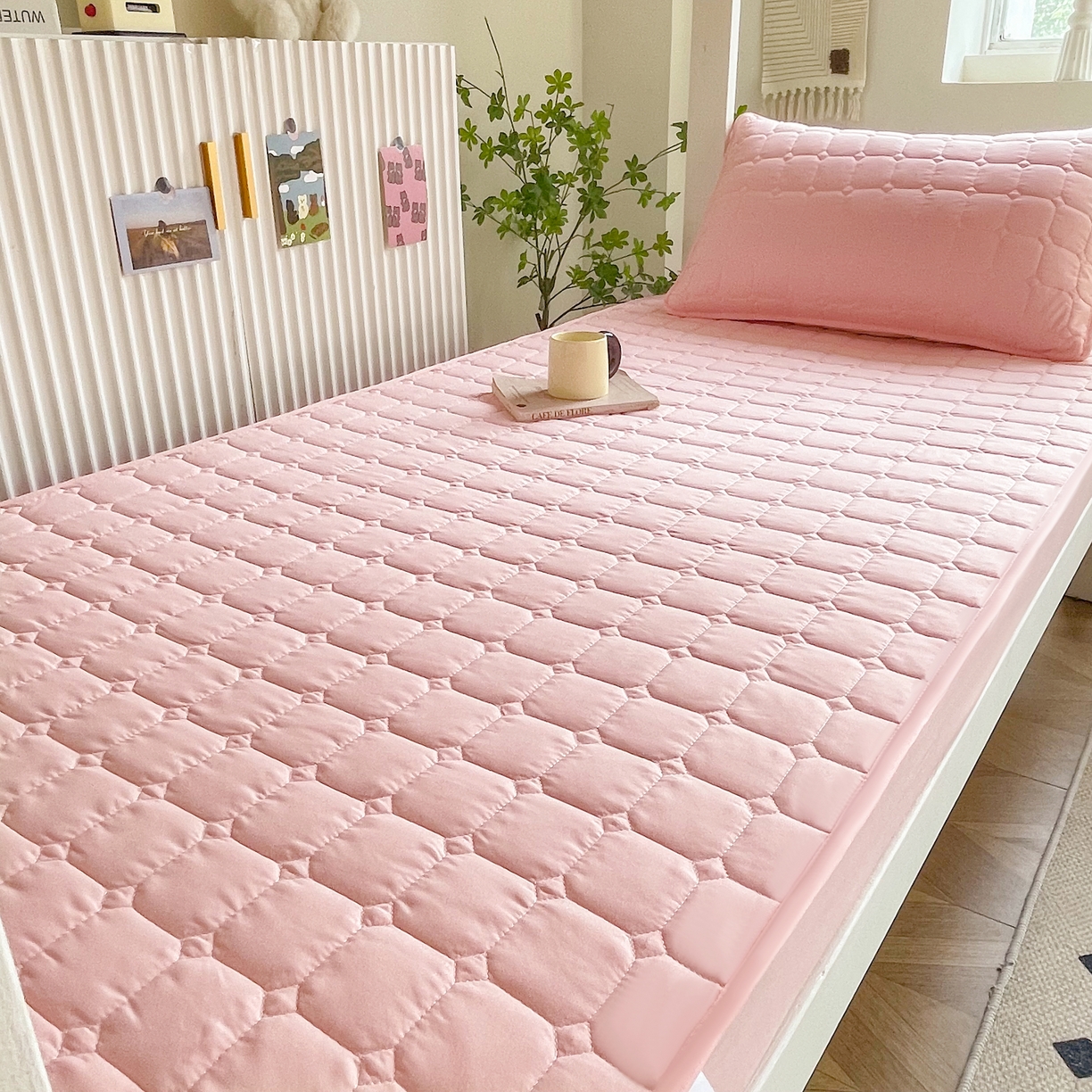 91家纺网 家纺一手货源 找家纺 锦眠床笠 2025新款亲肤面包格夹棉床笠-学生图 面包格-粉