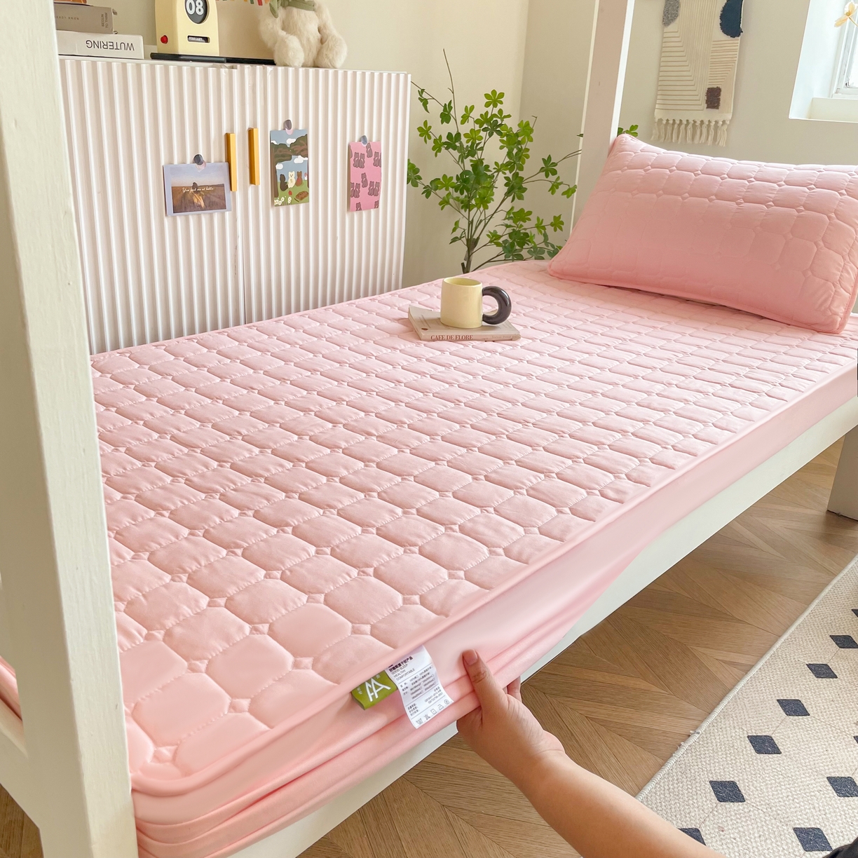 91家纺网 家纺一手货源 找家纺 锦眠床笠 2025新款亲肤面包格夹棉床笠-学生图 面包格-粉