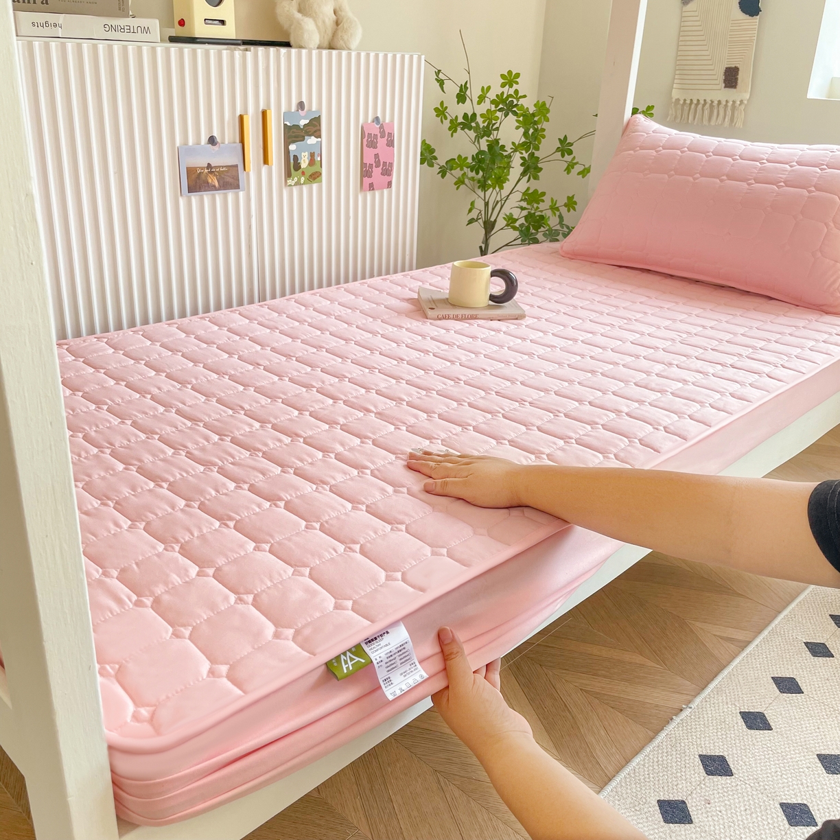 91家纺网 家纺一手货源 找家纺 锦眠床笠 2025新款亲肤面包格夹棉床笠-学生图 面包格-粉