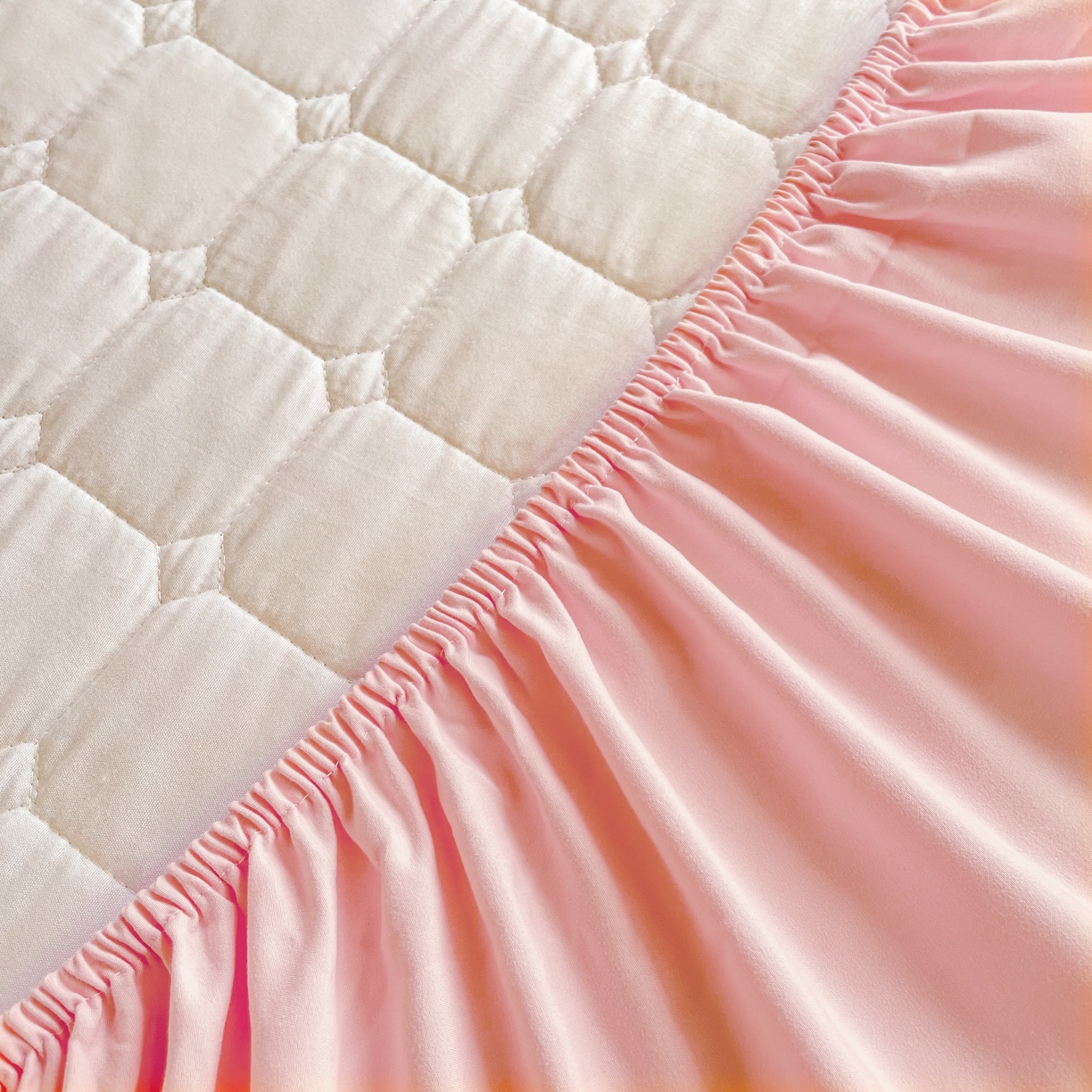 91家纺网 家纺一手货源 找家纺 锦眠床笠 2025新款亲肤面包格夹棉床笠-学生图 面包格-粉