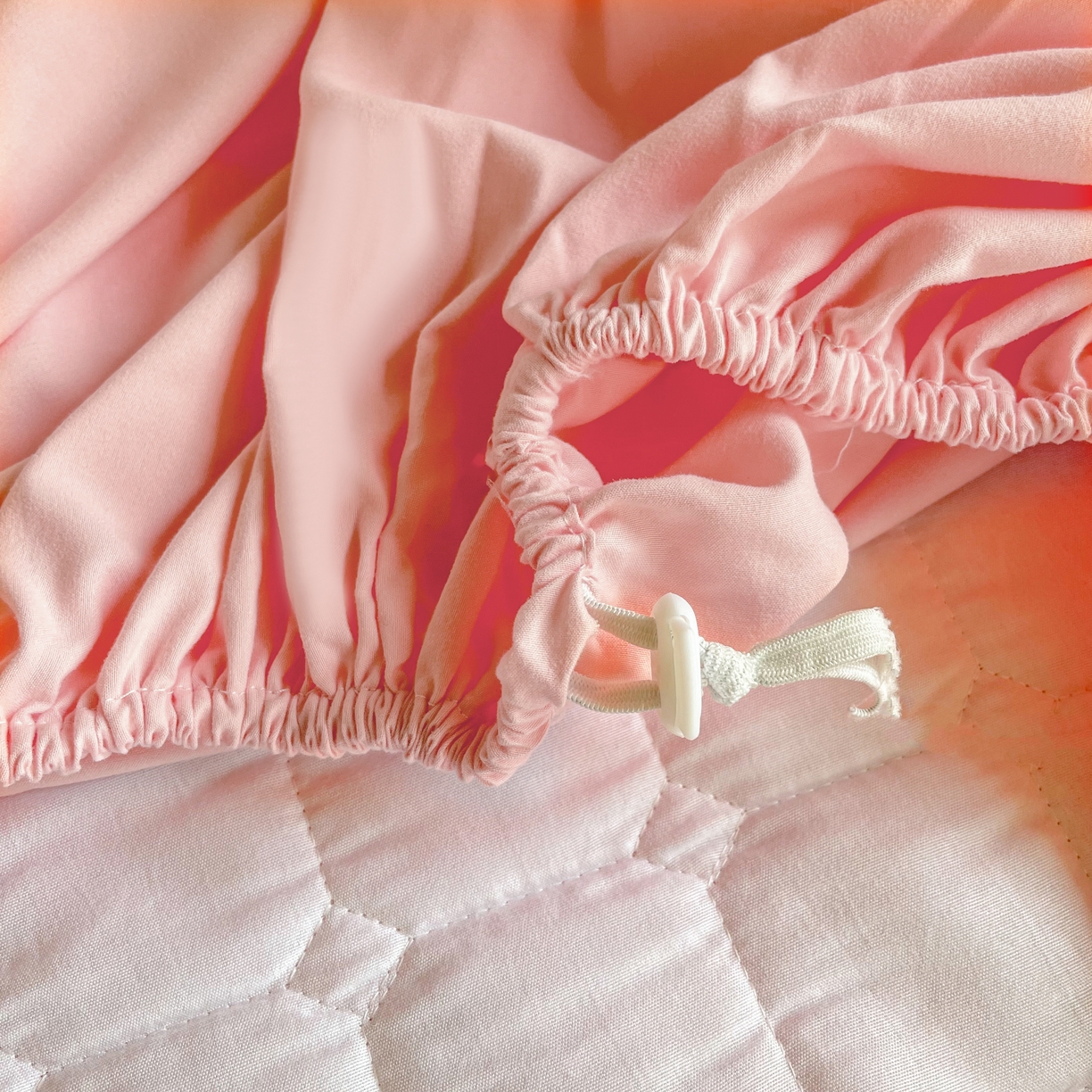 91家纺网 家纺一手货源 找家纺 锦眠床笠 2025新款亲肤面包格夹棉床笠-学生图 面包格-粉