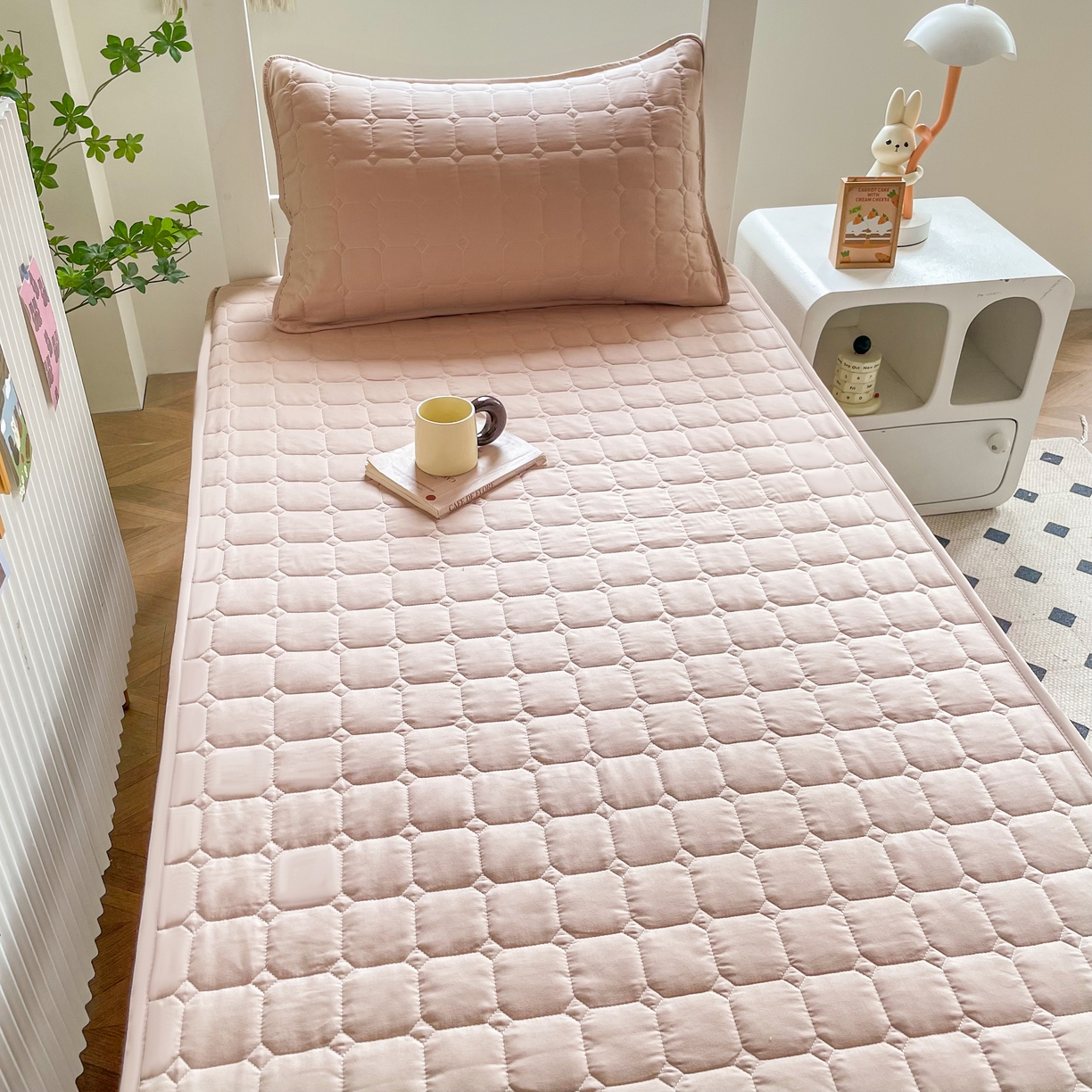 91家纺网 家纺一手货源 找家纺 锦眠床笠 2025新款亲肤面包格夹棉床笠-学生图 面包格-卡其