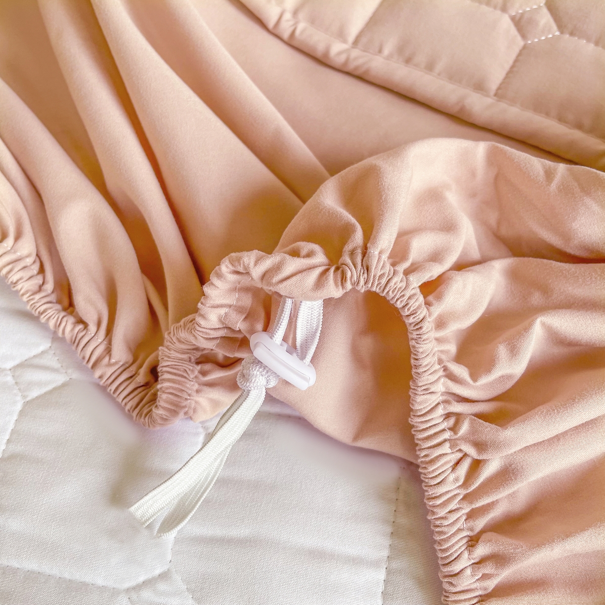 91家纺网 家纺一手货源 找家纺 锦眠床笠 2025新款亲肤面包格夹棉床笠-学生图 面包格-卡其