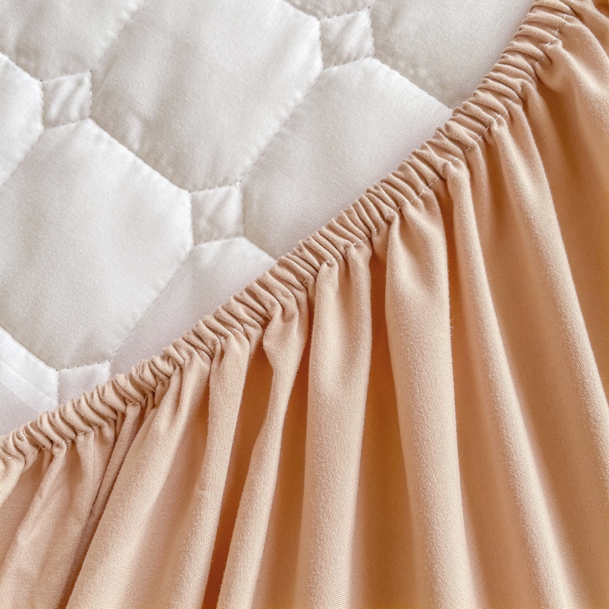 91家纺网 家纺一手货源 找家纺 锦眠床笠 2025新款亲肤面包格夹棉床笠-学生图 面包格-卡其