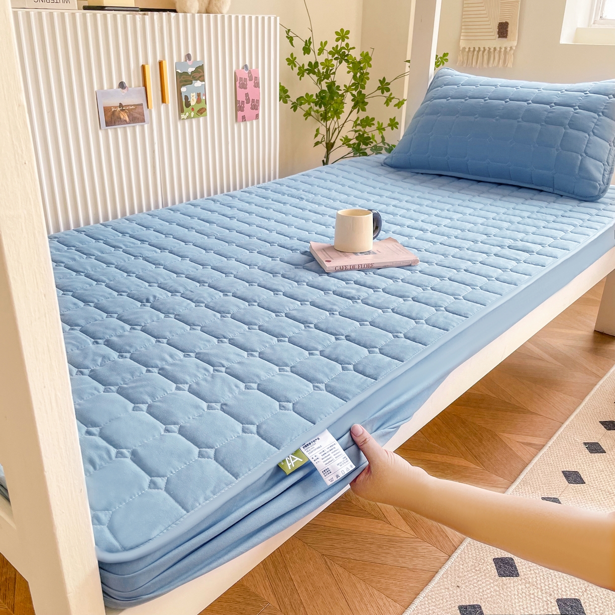 91家纺网 家纺一手货源 找家纺 锦眠床笠 2025新款亲肤面包格夹棉床笠-学生图 面包格-兰