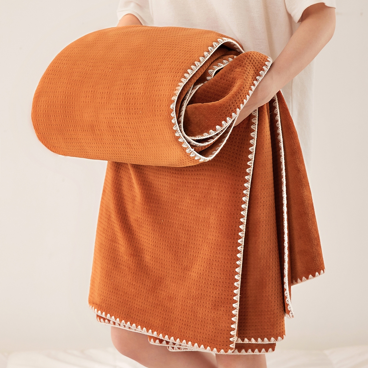 91家纺网 家纺一手货源 找家纺 莱家富 2026新款500克加厚A类华夫格牛奶绒双面毛毯轻奢休闲盖毯子多尺寸多功能午睡办 焦糖