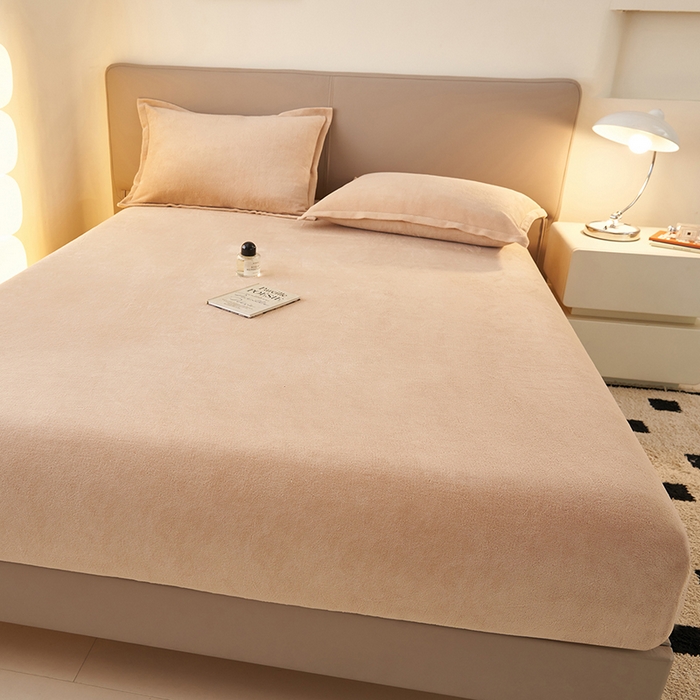 91家纺网 家纺一手货源 找家纺 简爱 2025新款纯色牛奶绒单床笠 卡其