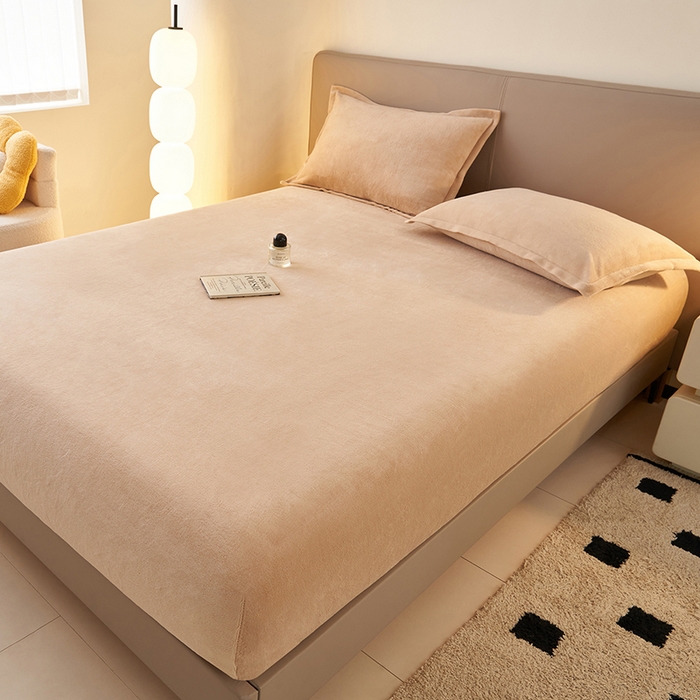 91家纺网 家纺一手货源 找家纺 简爱 2025新款纯色牛奶绒单床笠 卡其