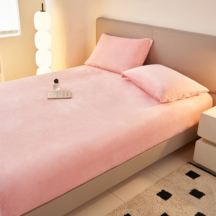 91家纺网 家纺一手货源 找家纺 简爱 2025新款纯色牛奶绒单床笠 樱花粉