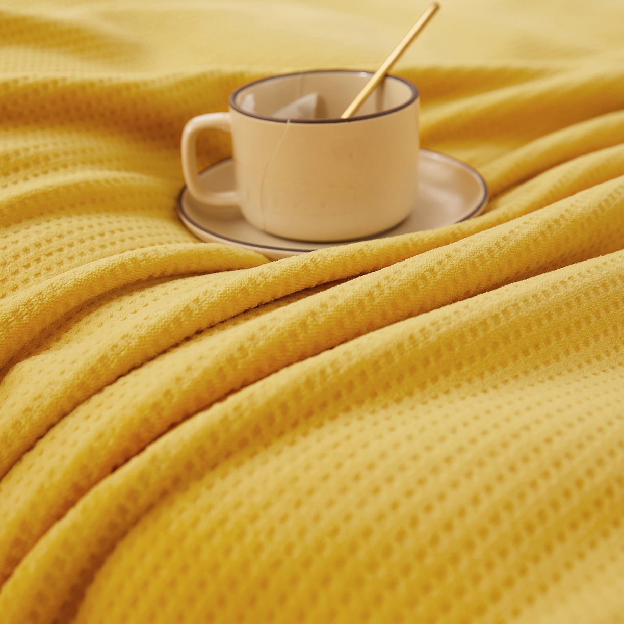 91家纺网 家纺一手货源 找家纺 莱家富 2026新款500克加厚A类华夫格牛奶绒双面毛毯轻奢休闲盖毯子多尺寸多功能午睡办 明黄