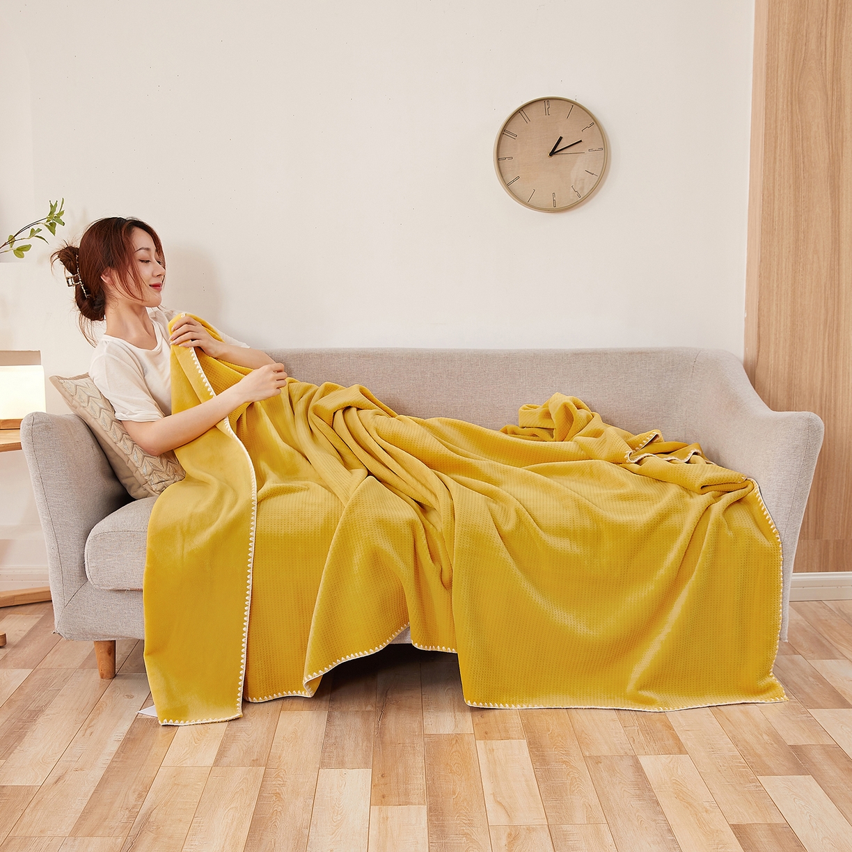 91家纺网 家纺一手货源 找家纺 莱家富 2026新款500克加厚A类华夫格牛奶绒双面毛毯轻奢休闲盖毯子多尺寸多功能午睡办 明黄