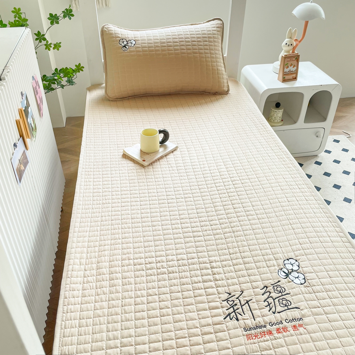 91家纺网 家纺一手货源 找家纺 锦眠床笠 2025新款刺绣床笠-学生图 奶油咖