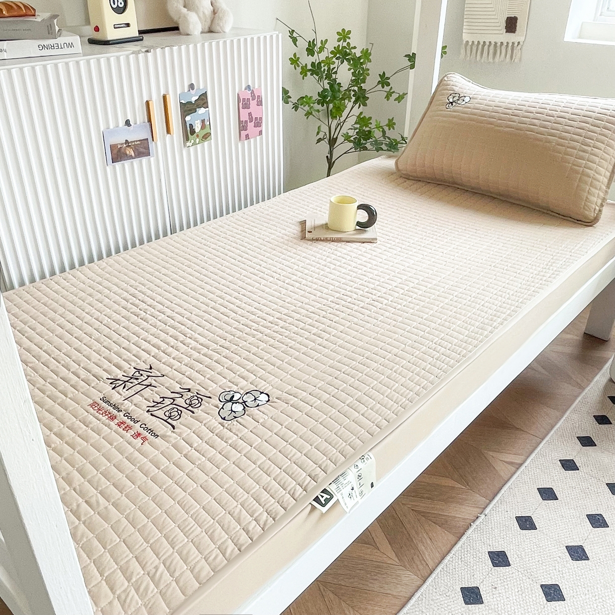 91家纺网 家纺一手货源 找家纺 锦眠床笠 2025新款刺绣床笠-学生图 奶油咖