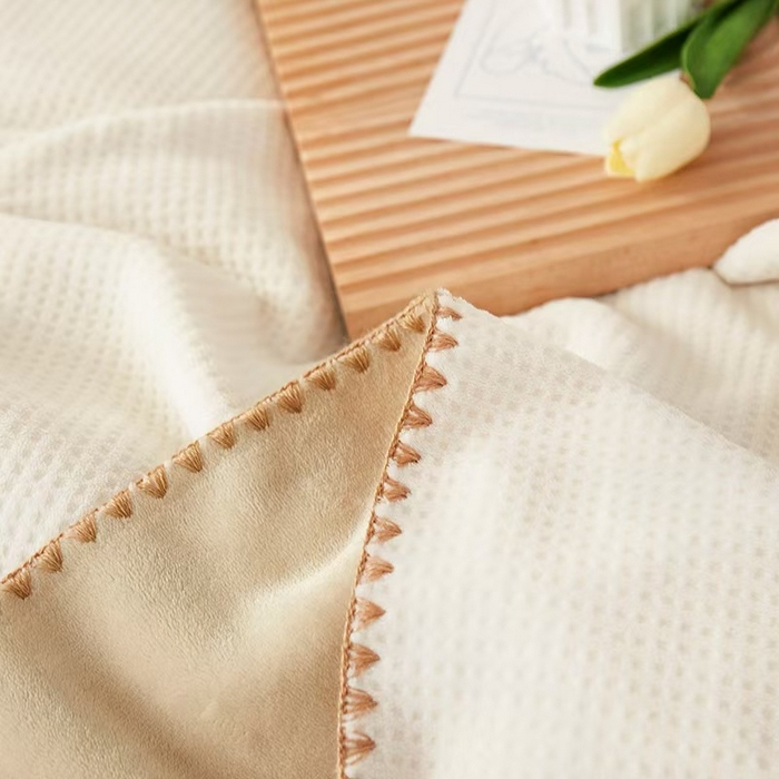 91家纺网 家纺一手货源 找家纺 莱家富 2026新款500克加厚A类华夫格牛奶绒双面毛毯轻奢休闲盖毯子多尺寸多功能午睡办 奶白