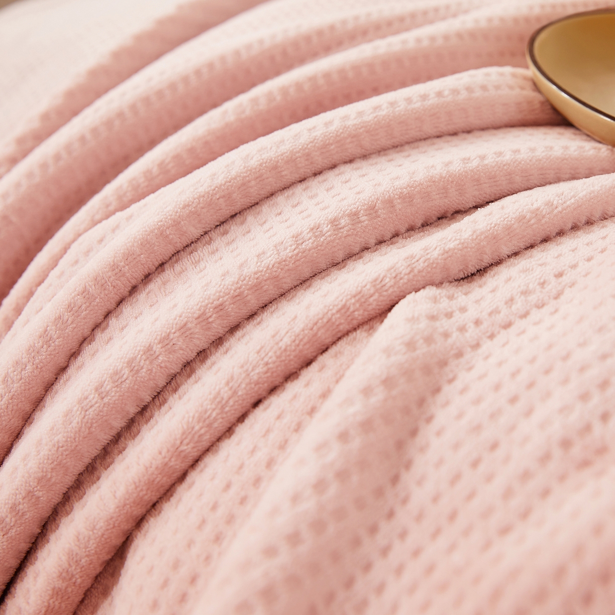 91家纺网 家纺一手货源 找家纺 莱家富 2026新款500克加厚A类华夫格牛奶绒双面毛毯轻奢休闲盖毯子多尺寸多功能午睡办 嫩粉
