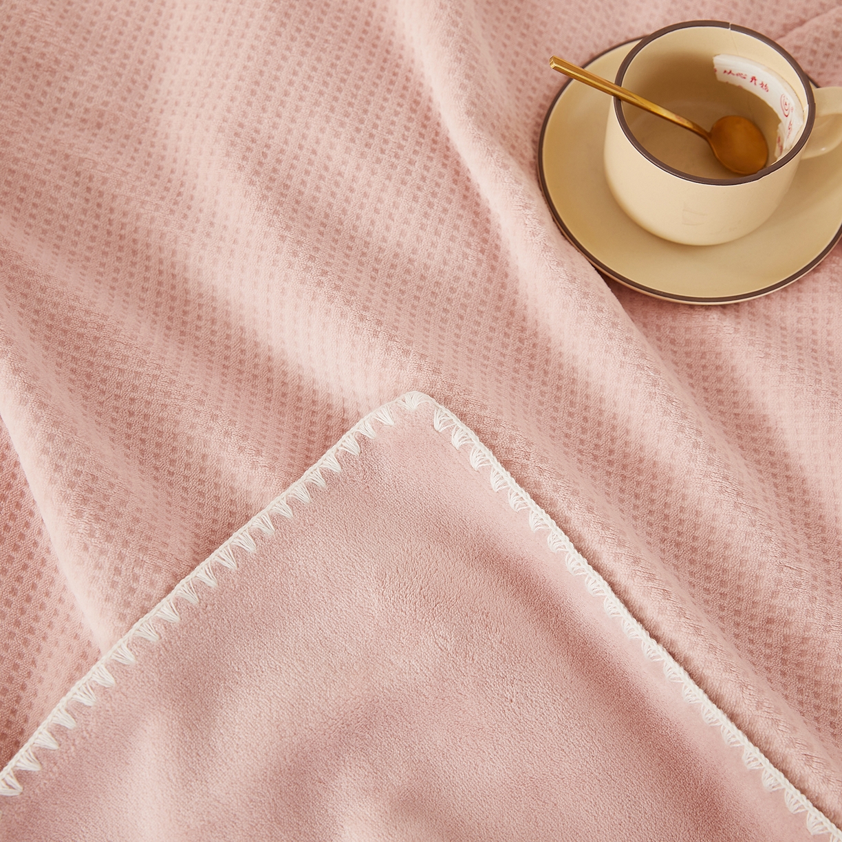 91家纺网 家纺一手货源 找家纺 莱家富 2026新款500克加厚A类华夫格牛奶绒双面毛毯轻奢休闲盖毯子多尺寸多功能午睡办 嫩粉