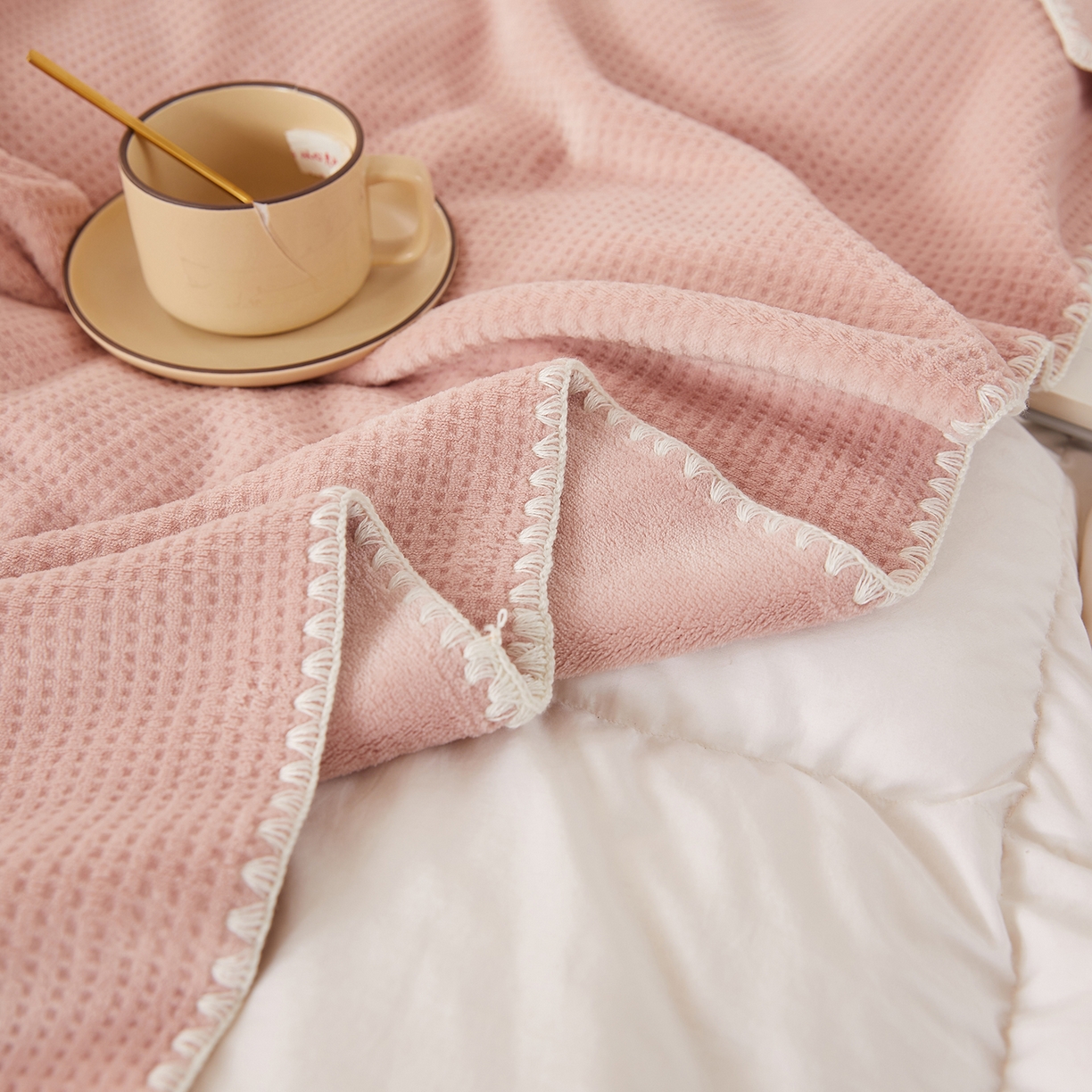 91家纺网 家纺一手货源 找家纺 莱家富 2026新款500克加厚A类华夫格牛奶绒双面毛毯轻奢休闲盖毯子多尺寸多功能午睡办 嫩粉