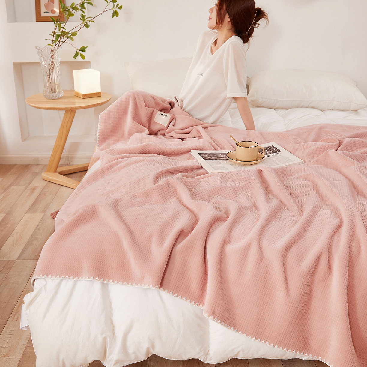 91家纺网 家纺一手货源 找家纺 莱家富 2026新款500克加厚A类华夫格牛奶绒双面毛毯轻奢休闲盖毯子多尺寸多功能午睡办 嫩粉