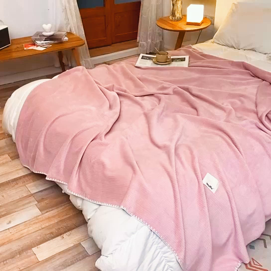 91家纺网 家纺一手货源 找家纺 莱家富 2026新款500克加厚A类华夫格牛奶绒双面毛毯轻奢休闲盖毯子多尺寸多功能午睡办 嫩粉