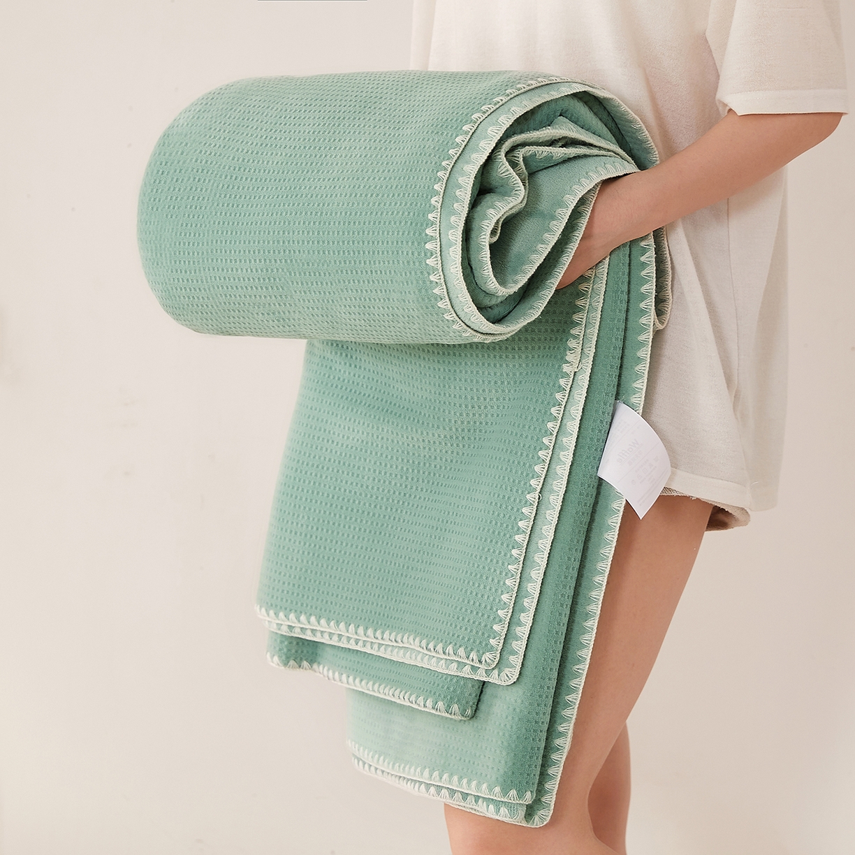 91家纺网 家纺一手货源 找家纺 莱家富 2026新款500克加厚A类华夫格牛奶绒双面毛毯轻奢休闲盖毯子多尺寸多功能午睡办 苹果绿