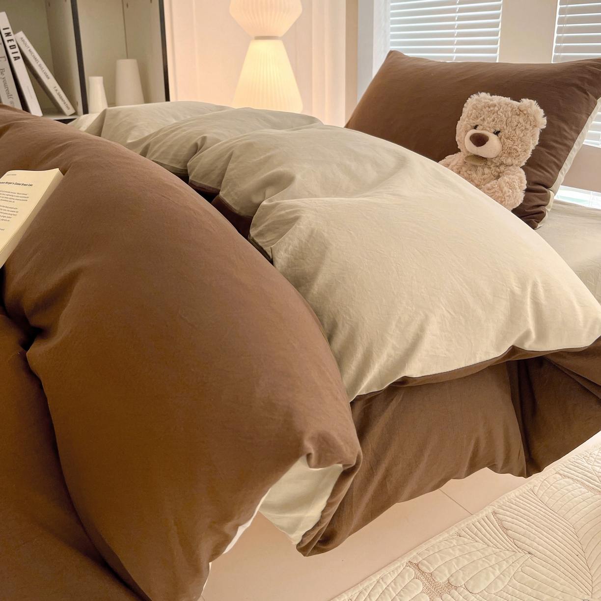 91家纺网 家纺一手货源 找家纺 纽缦家纺 2025新款纯色双拼水洗亲柔棉三件套宿舍三件套上下铺三件套 纯色双拼-红棕卡