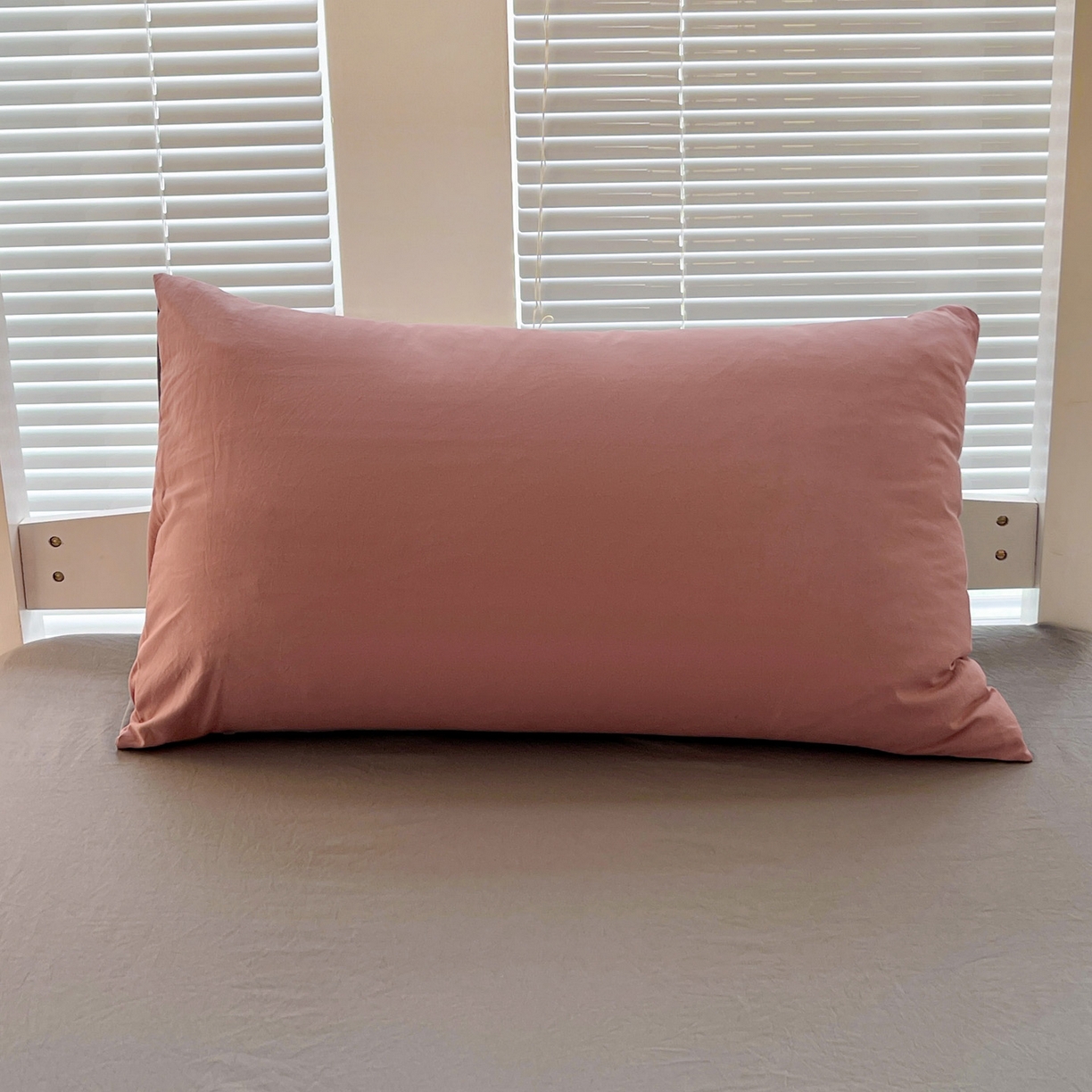 91家纺网 家纺一手货源 找家纺 纽缦家纺 2025新款纯色双拼水洗亲柔棉三件套宿舍三件套上下铺三件套 纯色双拼-豆沙浅灰