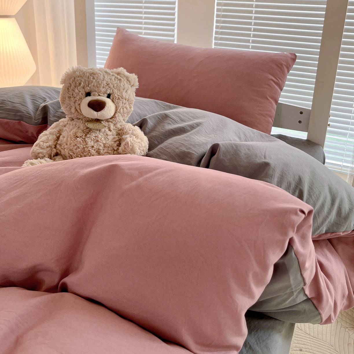 91家纺网 家纺一手货源 找家纺 纽缦家纺 2025新款纯色双拼水洗亲柔棉三件套宿舍三件套上下铺三件套 纯色双拼-豆沙浅灰