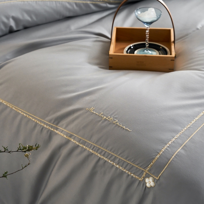 91家纺网 家纺一手货源 找家纺 千朵森 2025新款长绒棉纯棉轻奢款大版刺绣四件套-那拉提系列 那拉提-牧灰