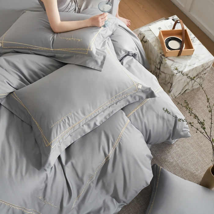 91家纺网 家纺一手货源 找家纺 千朵森 2025新款长绒棉纯棉轻奢款大版刺绣四件套-那拉提系列 那拉提-牧灰