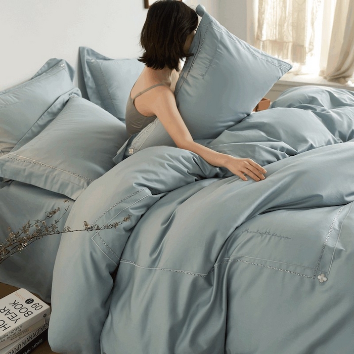 91家纺网 家纺一手货源 找家纺 千朵森 2025新款长绒棉纯棉轻奢款大版刺绣四件套-那拉提系列 那拉提-蔚蓝