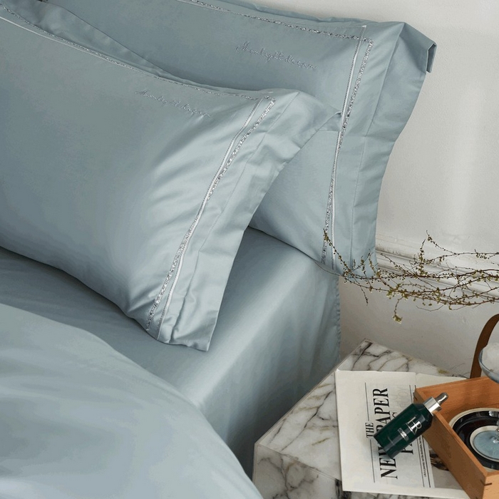 91家纺网 家纺一手货源 找家纺 千朵森 2025新款长绒棉纯棉轻奢款大版刺绣四件套-那拉提系列 那拉提-蔚蓝