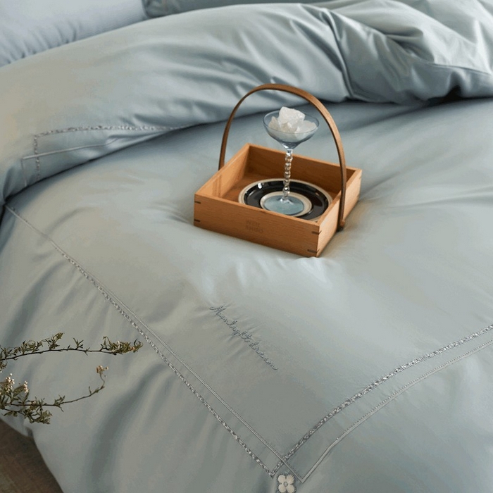 91家纺网 家纺一手货源 找家纺 千朵森 2025新款长绒棉纯棉轻奢款大版刺绣四件套-那拉提系列 那拉提-蔚蓝