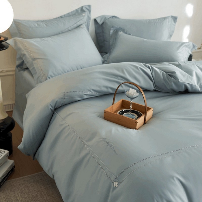 91家纺网 家纺一手货源 找家纺 千朵森 2025新款长绒棉纯棉轻奢款大版刺绣四件套-那拉提系列 那拉提-蔚蓝